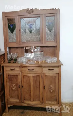 Ретро бюфет с красив старинен витраж. Шкафа е в много добро състояние ., снимка 3 - Шкафове - 49324374