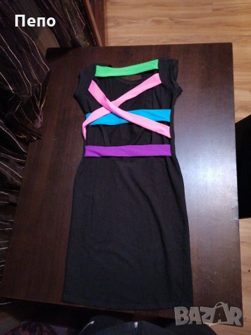 Рокля с ефектен гръб