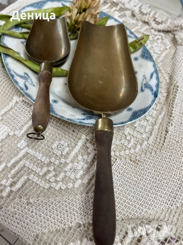 Две прекрасни лопатки В много добро винтидж състояние Месинг, дърво и възможност за закачане 