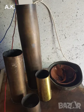 Гилзи и военна каска 