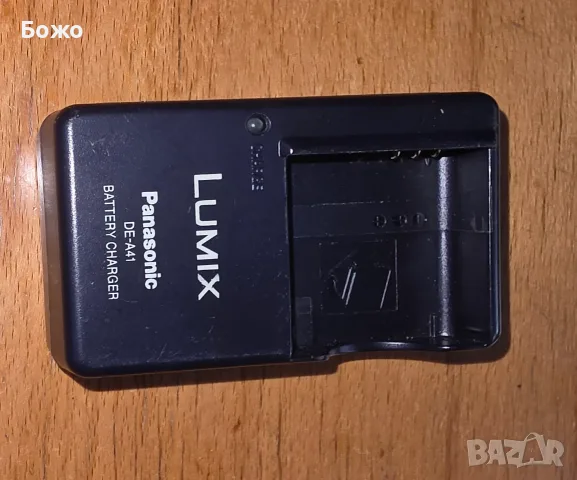  Ново оригинално зарядно устройство Panasonic Lumix DE-A41 за батерии за фотоапарати - черено