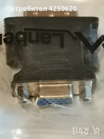 DVI адаптер (мъжки DVI-I към женски VGA) с бял цвят и черен