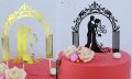 Младоженци под арка мек златист черен топер украса декор сватбена торта