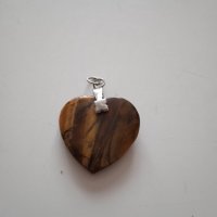 Медальон във формата на сърце изработен от камък Тигрово око, снимка 1 - Колиета, медальони, синджири - 39674318