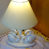 Ретро настолна лампа с порцеланови лебеди.     , снимка 1 - Настолни лампи - 42407248
