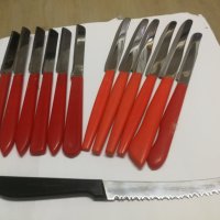 Ножове със зъбци и пластмасови дръжки, снимка 1 - Прибори за хранене, готвене и сервиране - 42749211