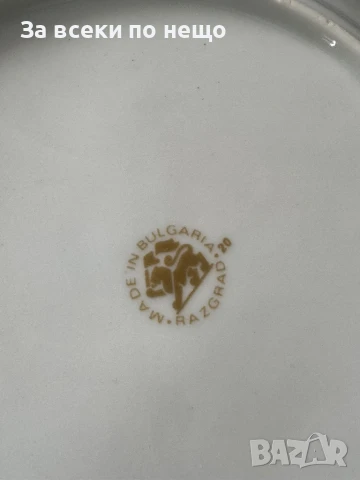 11 броя Български порцеланови чинии - Разград  , златен кант, снимка 7 - Чинии - 50460078