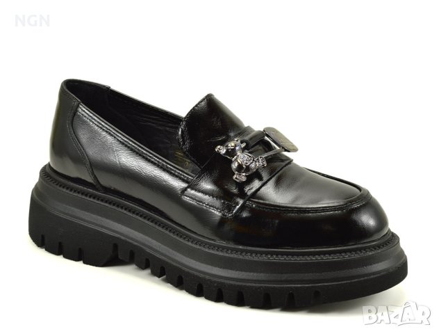 Модерни дамски мокасини тип уолфър в черен лак с модерен аксесоар , снимка 2 - Дамски ежедневни обувки - 42259315