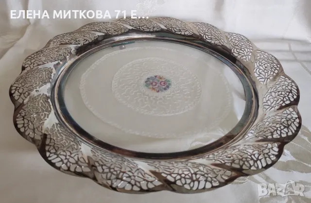 Приказно красив посребрен поднос с ажурен борд и дъно от двойно стъкло ,дантела и бродерия