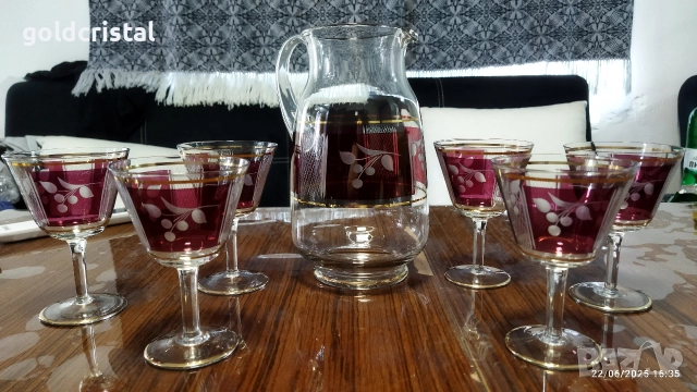 Стари стъклени чаши с кана 