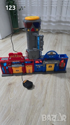 Това е детска играчка тип куфарче, която се трансформира в пожарна станция 2в1 