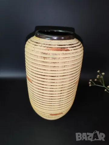 Релефна ваза от немска керамика. Без забележки.