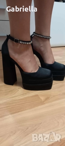Продавам високи обувки