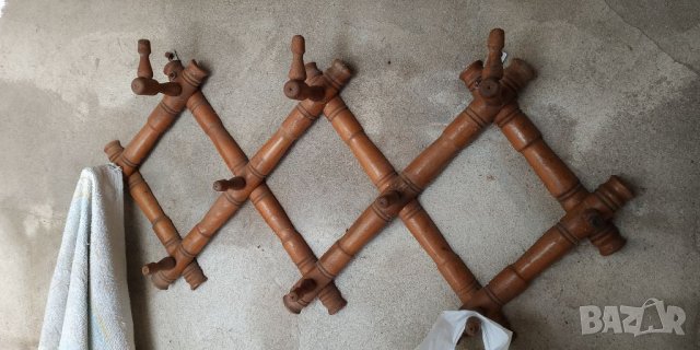 Стара дървена закачалка от едно време 