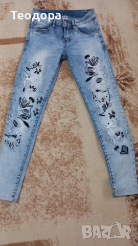 Дънки с рязана бродерия