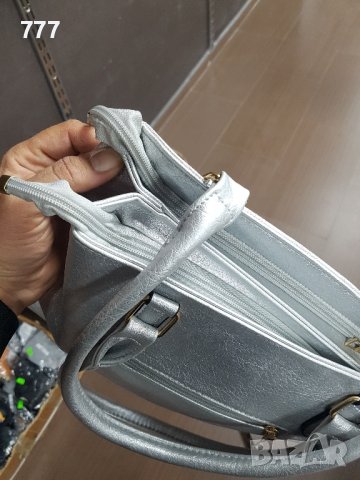 Дамска чанта, снимка 4 - Чанти - 44217919