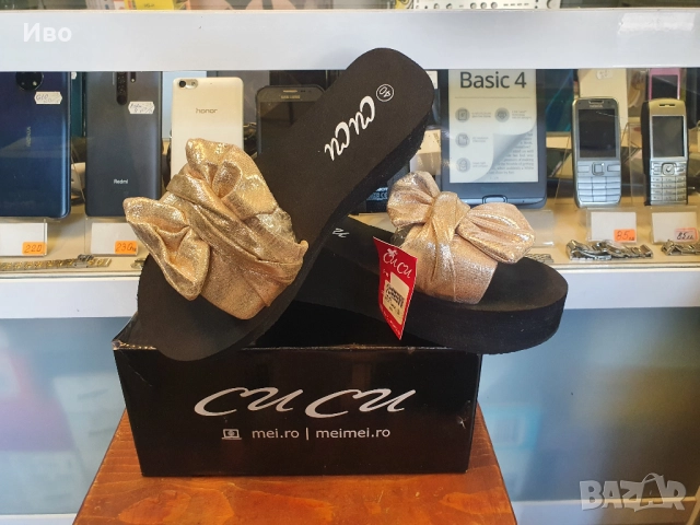 Черни дамски чехли на платформа със златист елемент Чисто нови! Височина 6,5см. Отговарят на 39 номе, снимка 3 - Чехли - 51996177