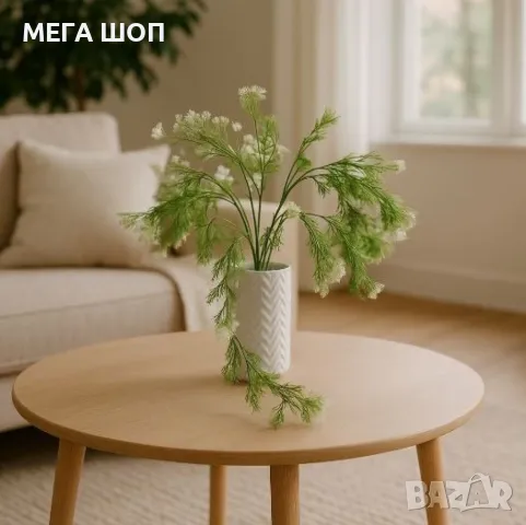 Изкуствена висяща аранжировка със зелени стръкове и бели цветчета