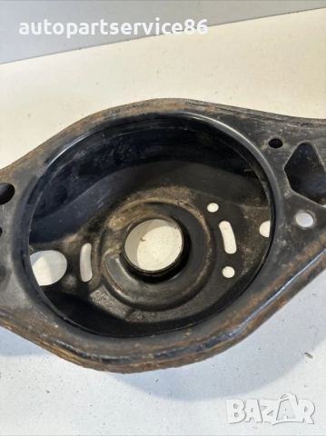 Носач задна дясна за Toyota Prius 1.8 Hybrid (2018), снимка 2 - Части - 54362075