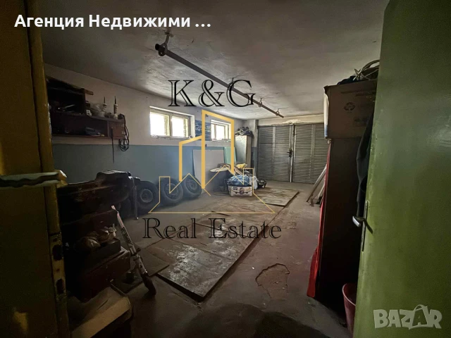 Двуетажна тухлена на плоча къща в с. Стражец, снимка 13 - Къщи - 50764351