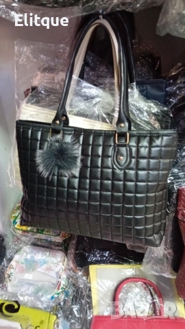 Дамска кожена чанта с пухче, снимка 4 - Чанти - 52864264