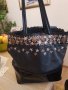 Продавам черна  дамска чанта с кафяви цветенца , снимка 2