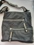 Дамска кожена чанта с дълга дръжка с надписи