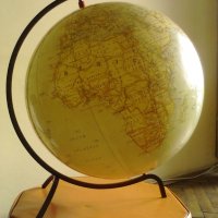 Продавам рядьк американски  географски глобус от 1950-те., снимка 1 - Други - 31007322