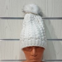 Нова зимна дамска бяла шапка с копчета и с пух/помпон, снимка 3 - Шапки - 35498845