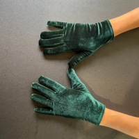 Къси дамски елегантни ръкавици от зелен плюш 8646, снимка 3 - Ръкавици - 44290800