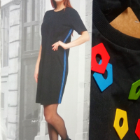 Черна права рокля с къс ръкав и остро деколте с елегантна синя лента , снимка 6 - Рокли - 36575889