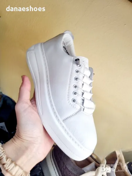 Дамски сникърси от естествена кожа в бяло  с еластични връзки , снимка 1