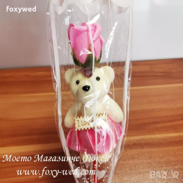 Букет от изкуствена роза и меченце с гравирана дървена плочка I LOVE YOU, опаковани в целофан  , снимка 1