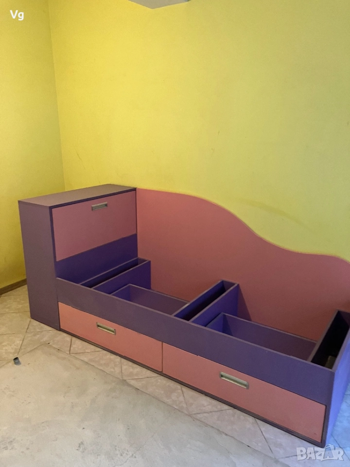 Легло със скрин, с две чекмеджета., снимка 1