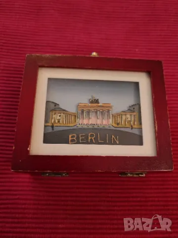 Стара,сувенирна,колекционерска кутия за бижута,Берлин. 