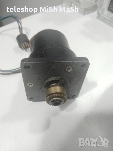 Работещо серво моторче с две бобини, снимка 2 - Други машини и части - 51923831