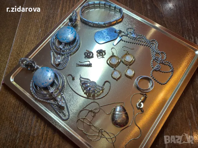 Различни бижута:обеци, гривна, синджири с висулки, аксесоар за коса