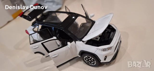 Toyota RAV4 1:32 с отваряеми врати, капак, светещи фарове и стопове, снимка 6 - Коли, камиони, мотори, писти - 51210868