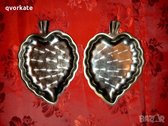 Две метални форми за ядки