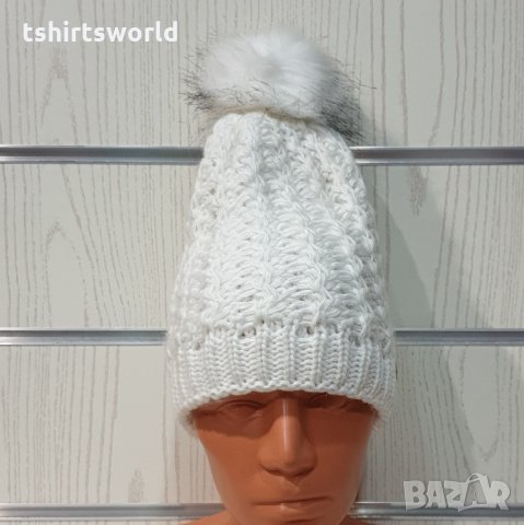 Нова зимна дамска бяла шапка с копчета и с пух/помпон, снимка 3 - Шапки - 35498845