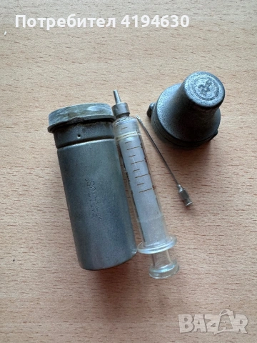 Винтидж стъклена спринцовка, игли и метален стерилизационен контейнер