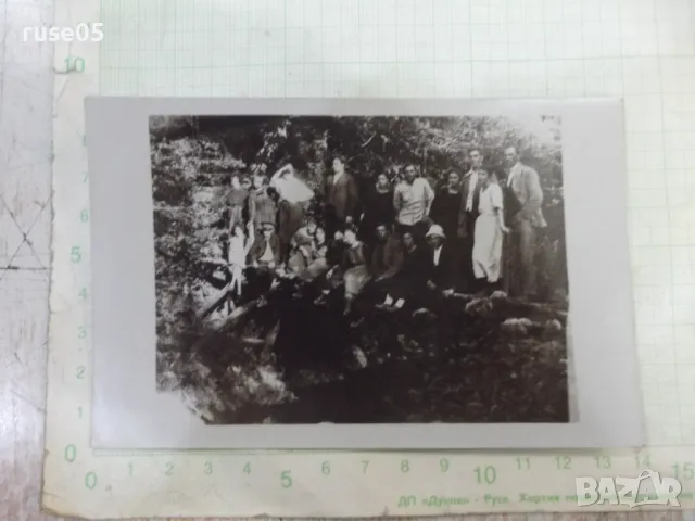 Снимка стара на насядали и прави на моста