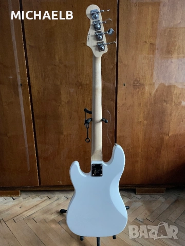 Продавам бас китара Fender Precision, снимка 6 - Китари - 53296459