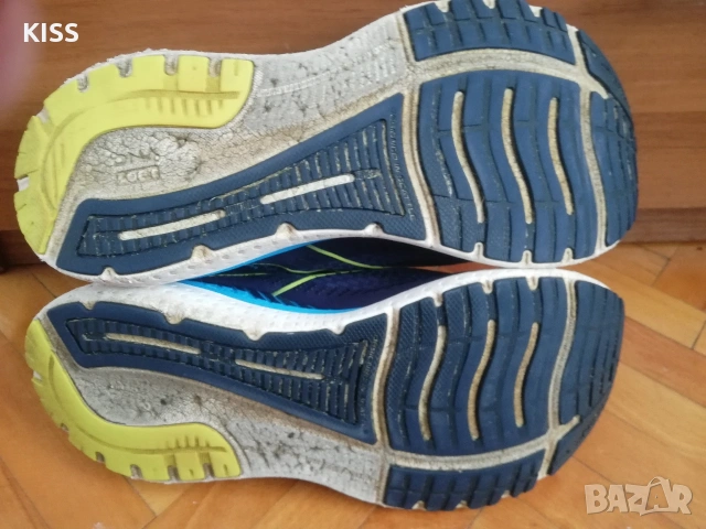 Оригинални Brooks номер 45.5, снимка 9 - Кецове - 53627370