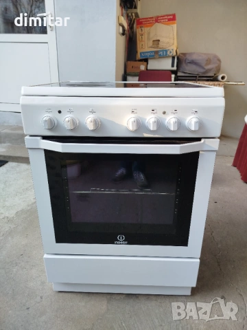 Свободно стояща готварска печка Indesit стъклокерамичен плот, снимка 2 - Печки, фурни - 54224143