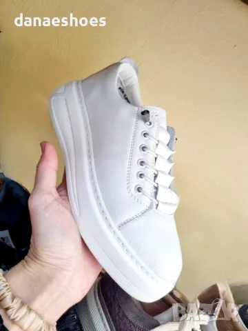 Дамски сникърси от естествена кожа в бяло  с еластични връзки 