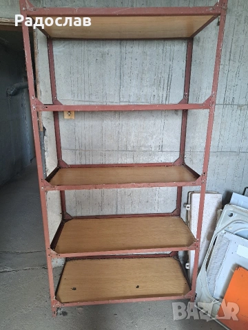 Метална етажерка