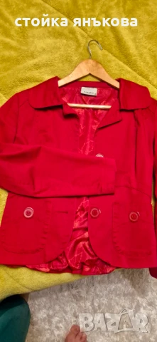 Продавам дамско червено сако, снимка 2 - Сака - 50597380