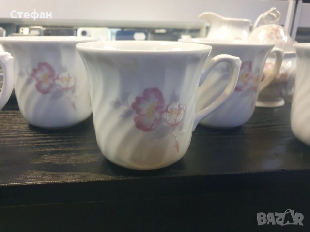 Порцеланов комплект / Сервиз за кафе с 6бр. чаши с 6бр. чинии, 6 по-големи чинии, каничка за мляко и, снимка 4 - Сервизи - 51986252