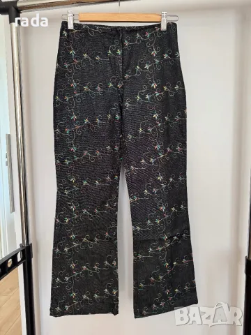 Разкроени дънки с бродерия, снимка 1